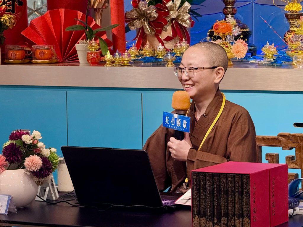 安住本心,回到此刻 一場難得的心靈盛典 9 %E5%AF%B6%E5%9A%B4%E7%A6%AA%E5%AF%BA%E5%AE%97%E5%8B%99%E9%95%B7%E4%B8%8A%E8%A6%8B%E4%B8%8B%E8%BC%9D%E5%B8%AB%E7%88%B6 1024x768 1