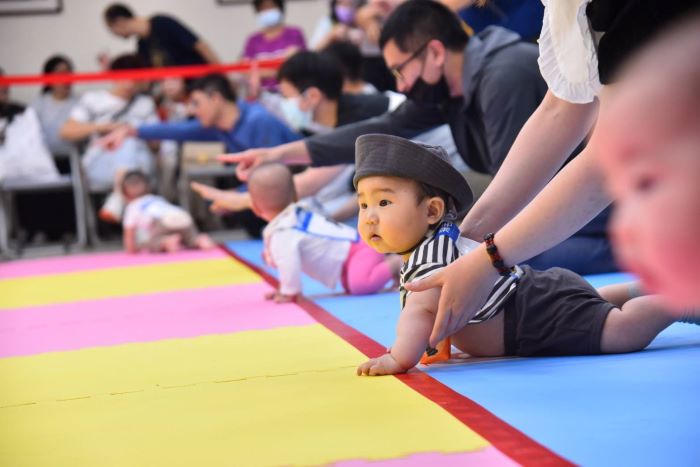 少子女化逆勢展現韌性 新北推「從搖籃出發」守護網 13 《圖說》民政局結合里鄰系統並進,鼓勵各區公所及里長於活動中心優先開辦親子課程或活動使用,打造社區可親近性的親子互動環境---圖中和市民活動中心寶寶趣味賽。〈民政局提供〉