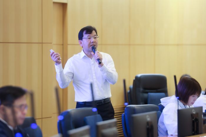 少子女化逆勢展現韌性 新北推「從搖籃出發」守護網 14 《圖說》民政局長林耀長今日於市政會議專題簡報少子女化趨勢,闡述新北跨局處合作友善婚育政策綜效,2025年新北出生人數降幅僅6%,遠低於全台及5都下降幅度達20%以上,展現政策抗跌韌性。〈民政局提供〉