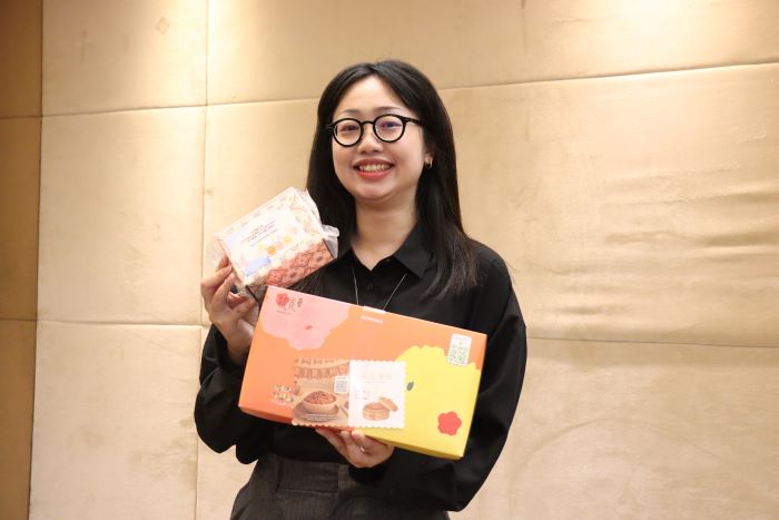 少子女化逆勢展現韌性 新北推「從搖籃出發」守護網 15 《圖說》因應年輕人不喜歡被問及婚育隱私,民政局貼心透過贈送參加聯合婚禮後一年內懷孕者「好孕彌月禮盒」方式,鼓勵新人主動分享懷孕喜悅予以祝福,同時檢視政策執行效果。〈民政局提供〉