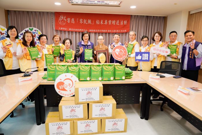 響應零飢餓 佛光山泰山禪淨中心捐贈千餘公斤白米 6 《圖說》佛光山泰山禪淨中心響應零飢餓專案, 捐贈1,866公斤白米護持農民溫暖弱勢,中右二社會局主秘黃逢明。〈社會局提供〉