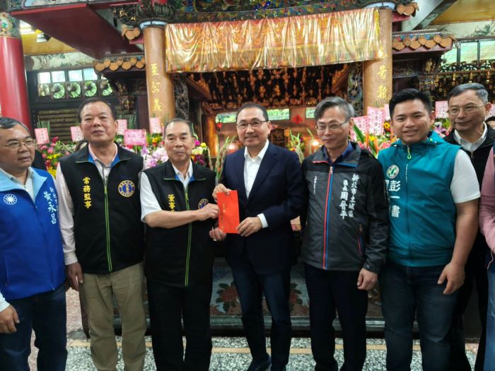 土城大墓公清明祭祀登場 侯友宜緬懷義民祈福安定 4 《圖說》市長侯友宜感謝廟方長期投入公益活動,實踐「取之於社會,用之於社會」的精神,守護新北市。〈民政局提供〉