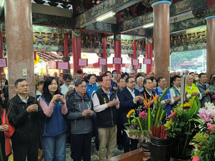 土城大墓公清明祭祀登場 侯友宜緬懷義民祈福安定 5 《圖說》侯友宜市長今日前往土城義塚大墓公,於清明祭祀大典中虔誠參拜,緬懷守護地方的英魂。〈民政局提供〉