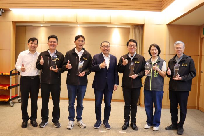 《圖說》區政考核獲獎乙組公所合影。〈民政局提供〉