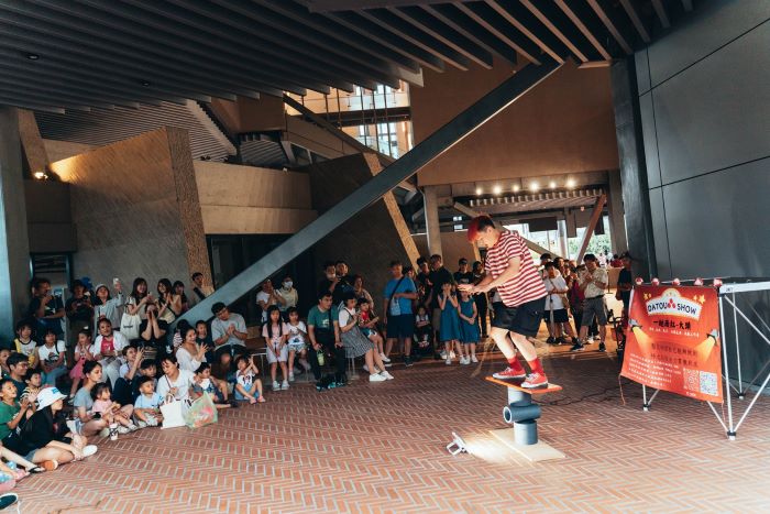 兒童節連假親子嘉年華 新北美術館馬戲魔術輪番登場 11 《圖說》迎接兒童節連假,新北市文化局自4月3日至6日於新北市美術館,推出連續四天不間斷的戶外與室內演出活動。〈文化局提供〉