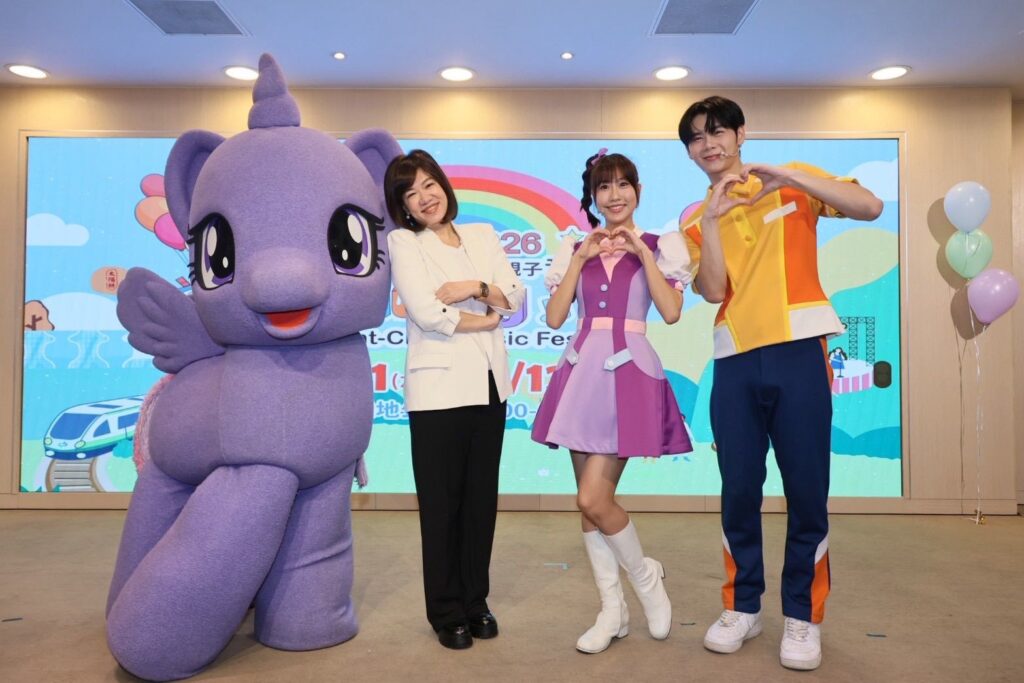 %E6%96%B0%E8%81%9E%E5%B1%80%E9%95%B7%E8%88%87%E5%8F%AF%E6%84%9B%E7%9A%84%E4%B8%BB%E6%8C%81%E4%BA%BA%E5%92%8C%E5%BD%A9%E8%9B%8B%E7%B4%AB%E6%82%85%E5%90%88%E5%BD%B1 1024x683 1