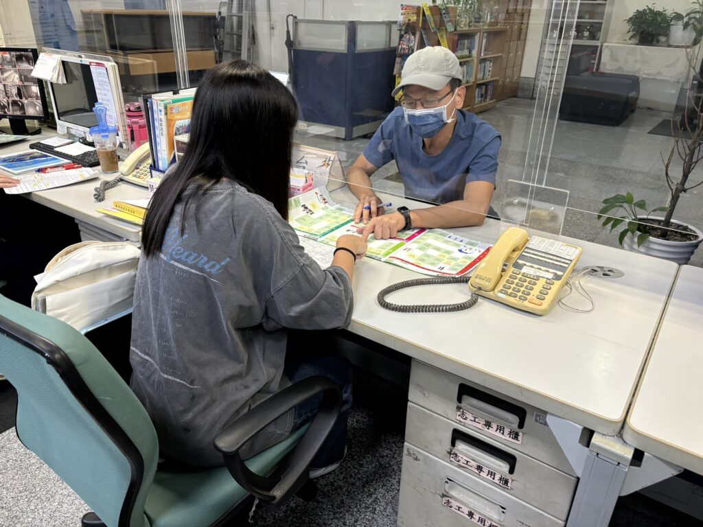 2 %E5%8F%83%E8%88%87%E6%9A%91%E6%9C%9F%E5%B7%A5%E8%AE%80%E8%A8%88%E7%95%AB%E5%90%8C%E5%AD%B8%E5%8D%94%E5%8A%A9%E8%A7%A3%E7%AD%94%E6%B0%91%E7%9C%BE%E5%95%8F%E9%A1%8C%E8%B3%87%E6%96%99%E7%85%A7%E7%89%87 1024x768 1