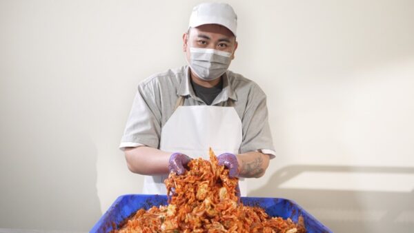 創辦人徐圯邵在產品研發上講究食材比例與口感，堅持製作流程的穩定度。（圖／糕抬粿手食品有限公司提供）