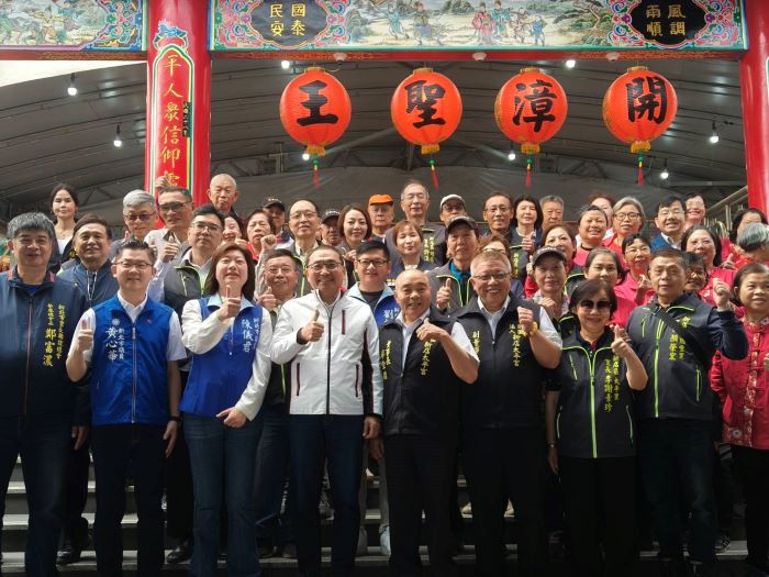 《圖說》市長侯友宜與太平宮團隊和在地仕紳合影留念，展現了新北市政府與地方信仰中心攜手合作，共同打造幸福宜居城市的決心。〈民政局提供〉
