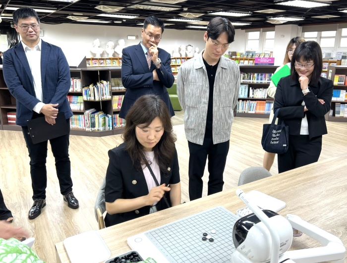 《圖說》韓國京畿道廣州河南教育支援廳至錦和高中圖書館與AI機器人進行五子棋互動體驗。〈教育局提供〉