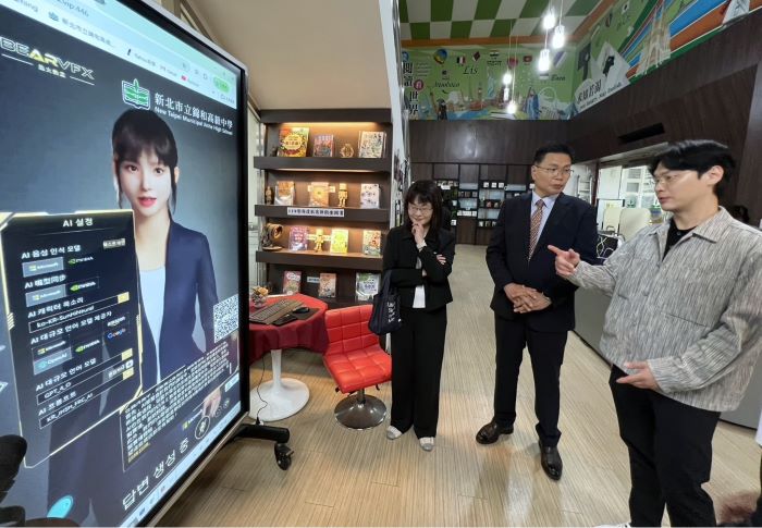《圖說》錦和高中AI虛擬人物具備多語翻譯與導覽功能，協助韓國貴賓認識錦和AI科技教育的推動成。〈教育局提供〉