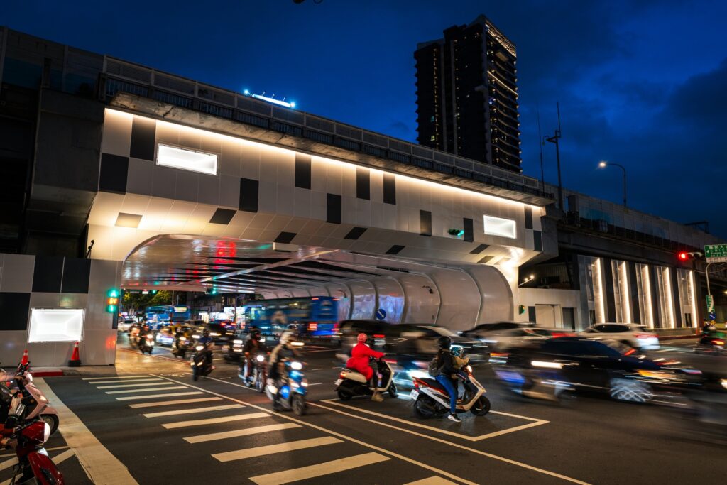 %E6%94%B9%E5%96%84%E5%BE%8C%E5%A4%9C%E6%99%9A%E8%BC%94%E4%BB%A5%E6%9A%96%E8%89%B2%E5%85%89%E6%89%93%E9%80%A0%E6%BA%AB%E6%9A%96%E7%9A%84%E5%9F%8E%E5%B8%82%E6%B0%9B%E5%9C%8D 1024x683 1