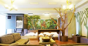 %E7%AB%A5%E8%A9%B1%E6%A3%AE%E6%9E%97%E5%85%AD%E4%BA%BA%E6%88%BF Fotor 300x159 1