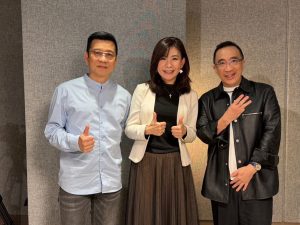 %E5%BE%9E%E5%B7%A6%E8%87%B3%E5%8F%B3%E7%9F%A5%E5%90%8D%E9%9F%B3%E6%A8%82%E8%A3%BD%E4%BD%9C%E4%BA%BA%E9%99%B3%E5%AD%90%E9%B4%BB%E7%81%83%E9%A3%9F%E6%95%99%E8%82%B2%E5%9F%BA%E9%87%91%E6%9C%83%E8%91%A3%E4%BA%8B%E9%95%B7%E6%9E%97%E8%8A%B3%E7%87%95%E5%93%81%E7%89%8C%E5%A4%A7%E5%B8%AB%E6%B1%AA%E5%BF%97%E8%AC%99 300x225 1