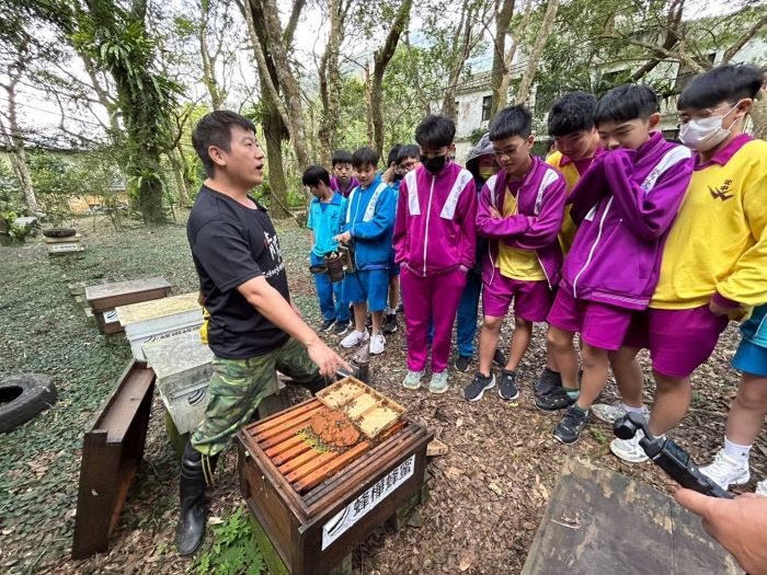 連假走春遊三峽 尋花嚐蜜揭開蜂箱祕密 5 《圖說》向學生解說蜂箱。〈農業局提供〉