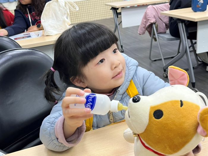 兒童節推生命教育扎根 新北動保小小兵體驗課登場 4 《圖說》「動保小小兵」體驗課程小小兵學習如何餵奶貓狗。〈動保處提供〉