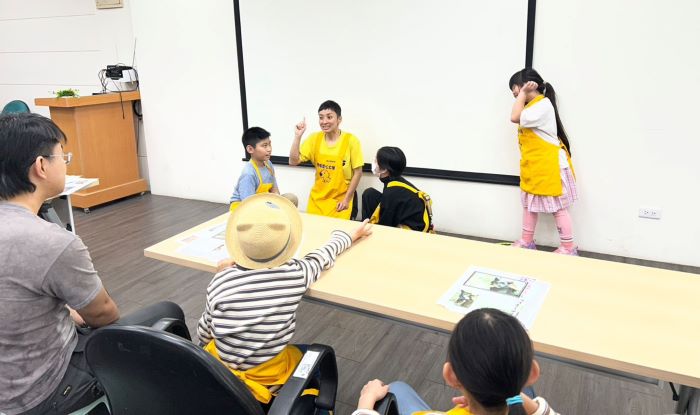 兒童節推生命教育扎根 新北動保小小兵體驗課登場 6 《圖說》Summer老師透過小劇場,教小小兵如何與動物第一次互動。〈動保處提供〉