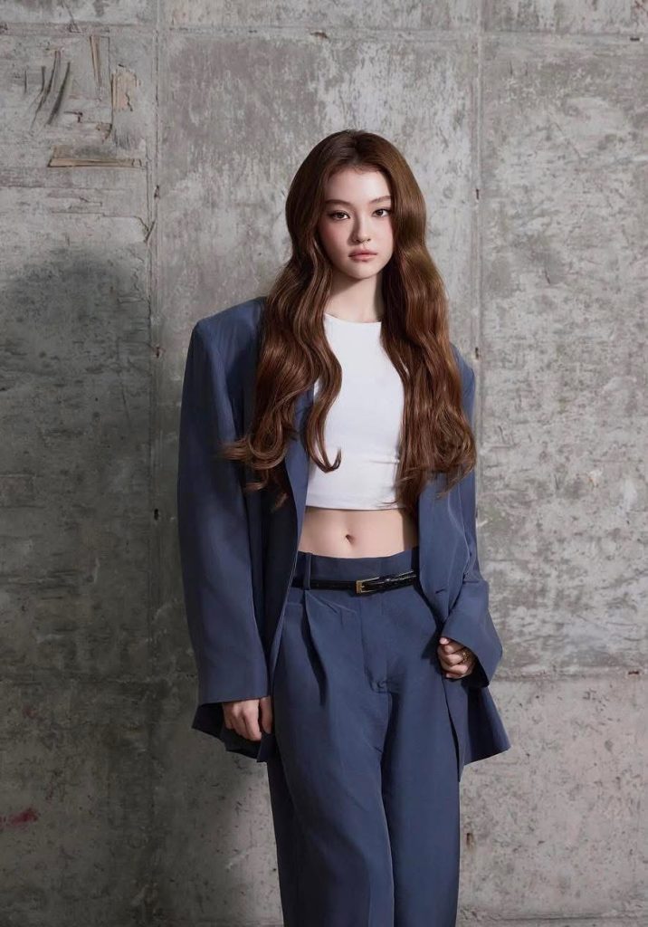 新星 ELLA 閃耀首爾,MEOVV 成員 COS 時尚秀 成為全場焦點 3 S 12009497 0 716x1024 1