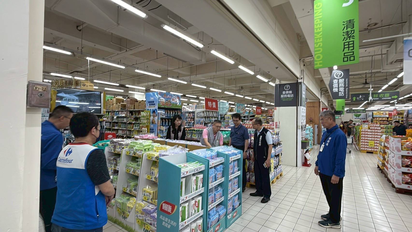 嘉檢清明連假突襲轄區賣場民生維穩行動——即時掌握市場現況防杜不法囤積哄抬價格 8 2036083 0