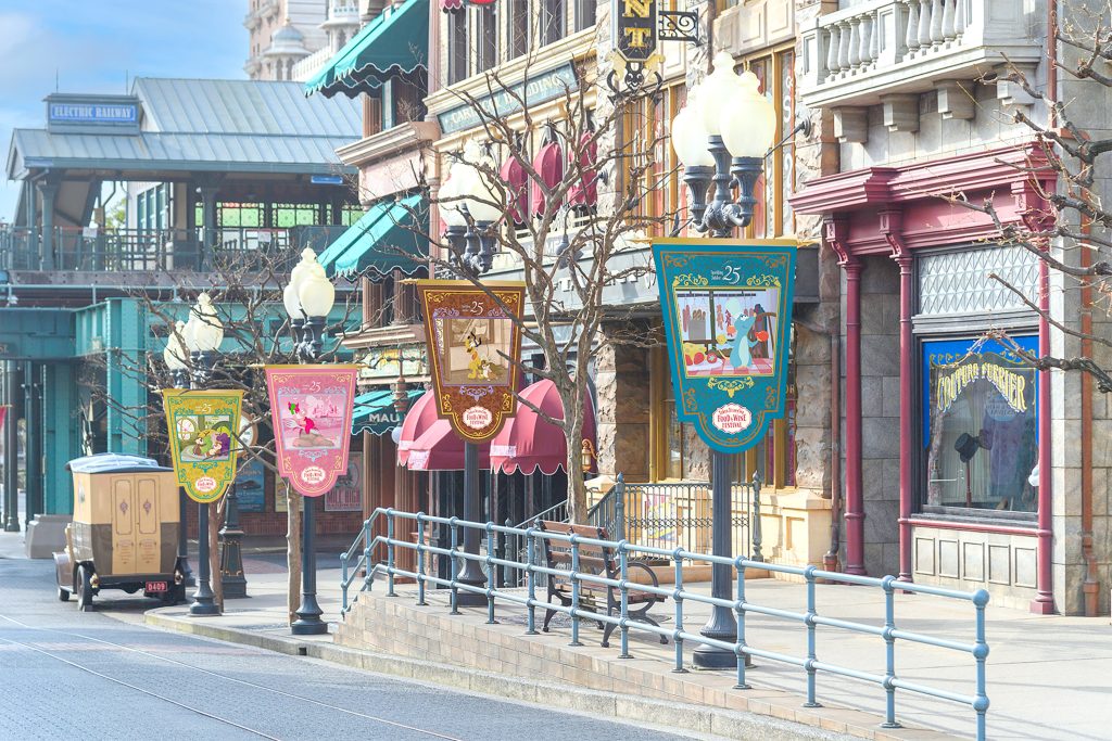 東京迪士尼海洋美食葡萄酒節登場!春季限定活動4月15日開跑 8 9%E7%B9%AA%E6%9C%89%E8%BF%AA%E5%A3%AB%E5%B0%BC%E5%A5%BD%E5%8F%8B%E6%AD%A1%E4%BA%AB%E7%AF%80%E6%85%B6%E6%A8%A1%E6%A8%A3%E7%9A%84%E6%8E%9B%E6%97%97 1024x683 1