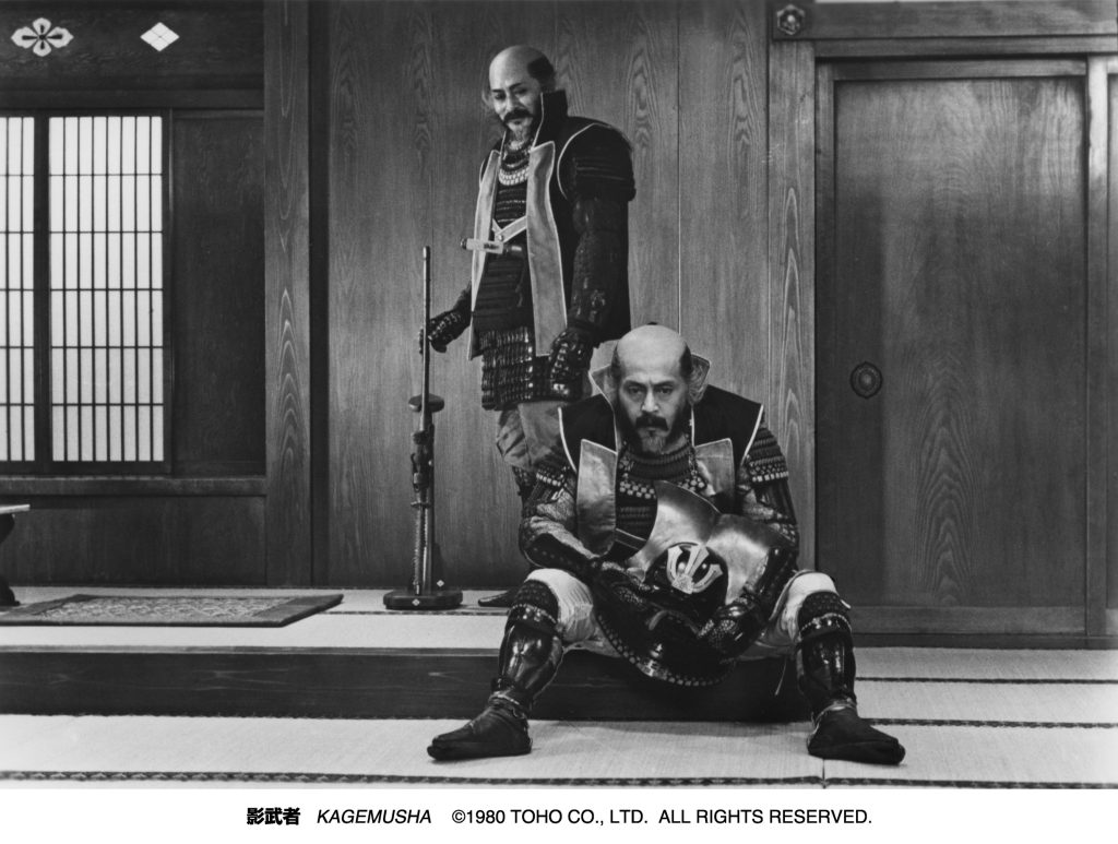 %E4%BB%B2%E4%BB%A3%E9%81%94%E7%9F%A2%E6%96%BC%E9%BB%91%E6%BE%A4%E6%98%8E%E5%9F%B7%E5%B0%8E%E7%9A%84%E5%BD%B1%E6%AD%A6%E8%80%851980%E4%B8%AD%E4%B8%80%E4%BA%BA%E5%88%86%E9%A3%BE%E5%85%A9%E8%A7%921980 TOHO CO LTD 1024x773 1