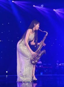 孔鏘音樂夥伴Ruby Wang爆紅 薩克斯風實力吸粉上億 2 1775287413914 221x300 1