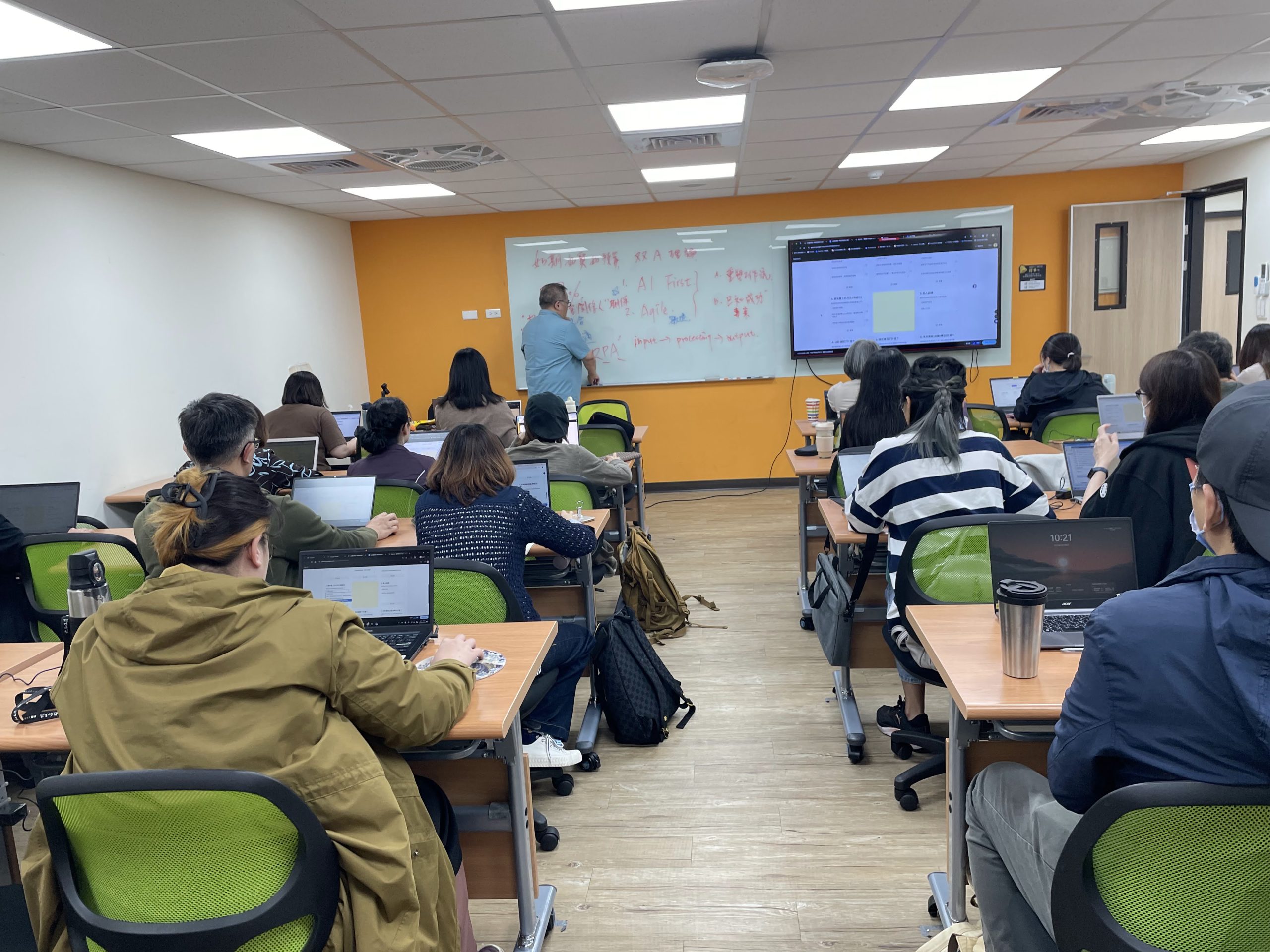 生成式AI跨域競爭力 免費講座助你升級 6 %E5%8F%83%E8%88%87%E5%9F%B9%E8%A8%93%E8%AA%B2%E7%A8%8B%E7%9A%84%E5%AD%B8%E5%93%A1 scaled 1