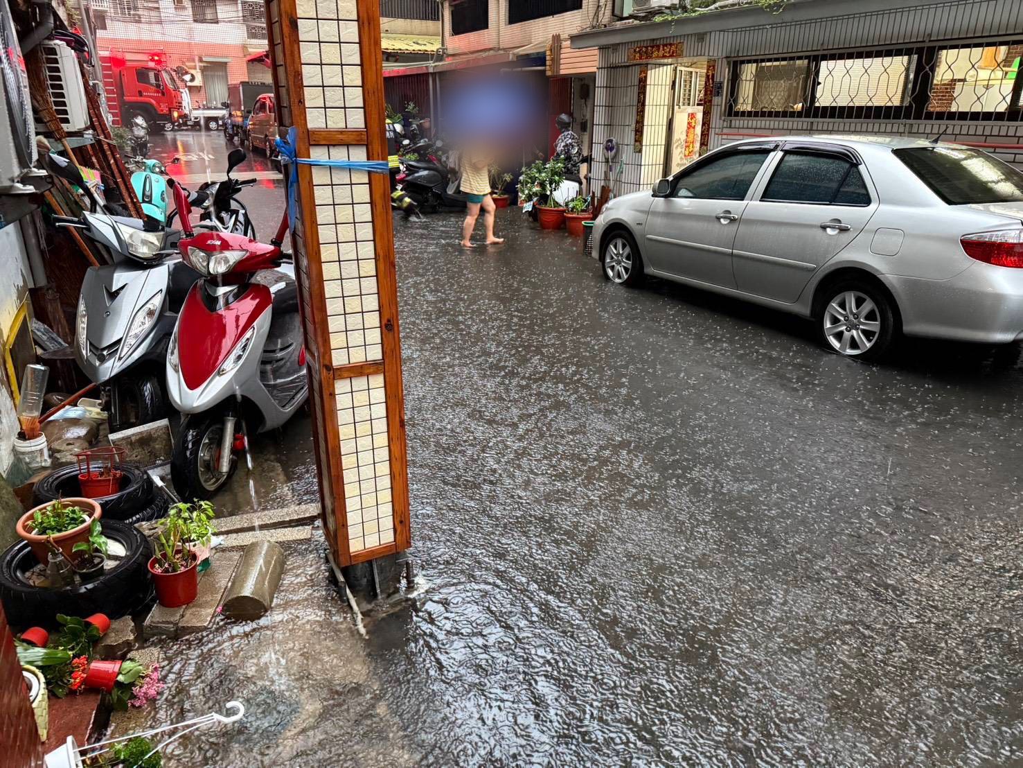 獨居老人住家清晨淹水 頭份警消協助排除危機 4 02d96924eb8c
