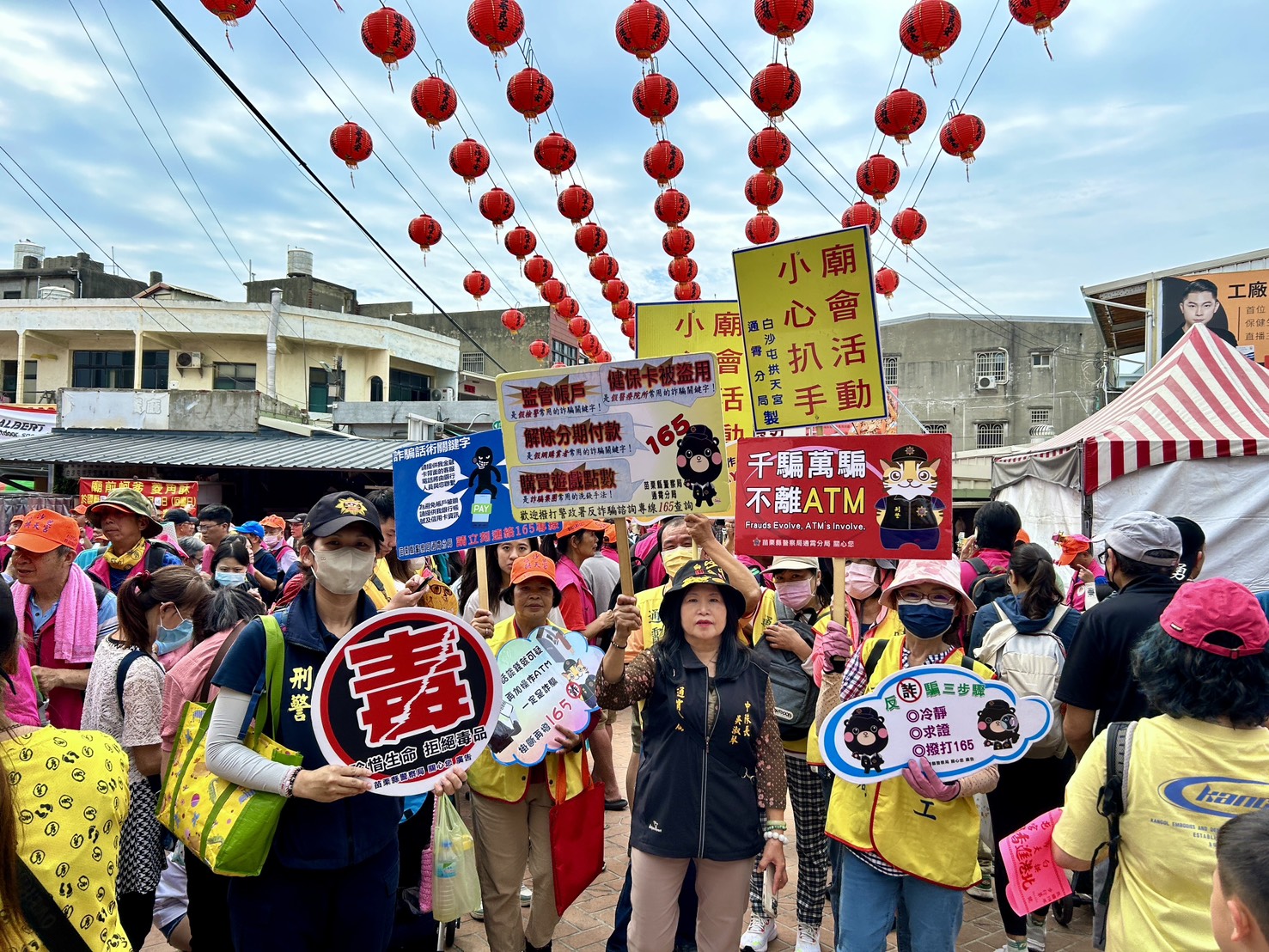 白沙屯媽祖進香報名破40萬!通霄警「護轎防詐」宣導限量媽祖小神衣結緣 3 fc34ac93c9ac