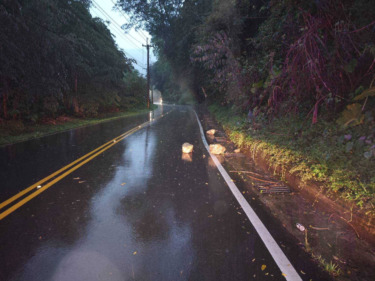 橫山警與民眾合力推滾路面落石 守護行車安全 4 2040193 0
