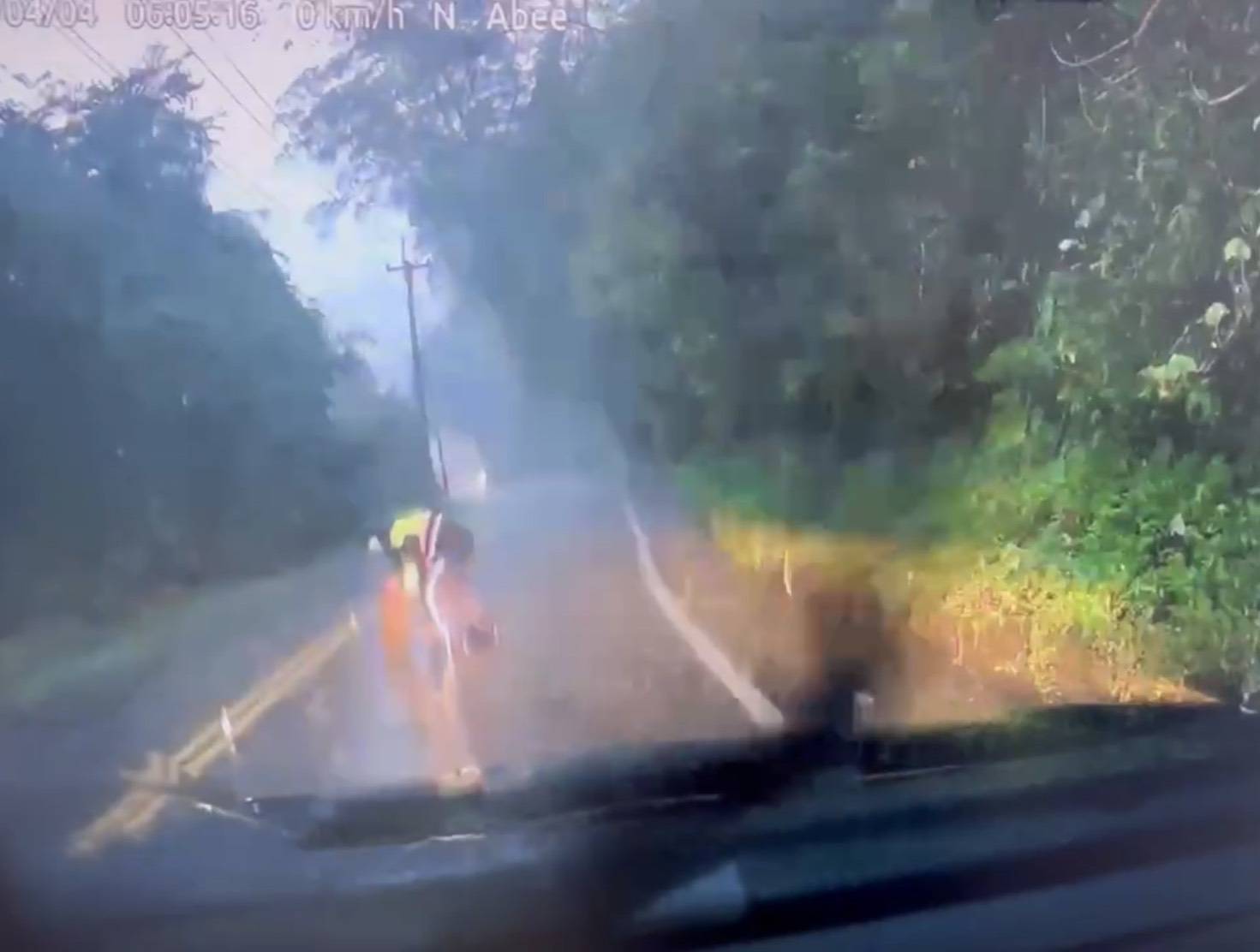 橫山警與民眾合力推滾路面落石 守護行車安全 5 2040194 0