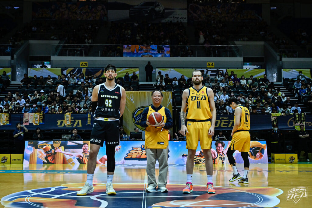 中信特攻攜手籃球名人堂! 理事長葛永光開球傳承籃球精神 5 S 46833675 1024x683 1