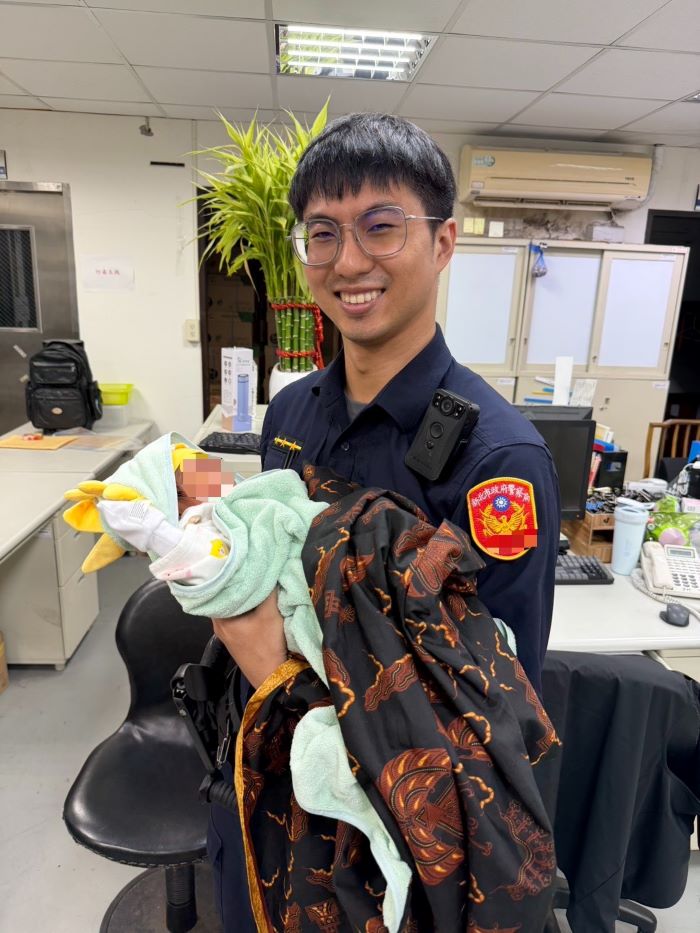 《圖說》同時執勤的員警簡正欣在第一時間伸出援手，細心照顧才出生兩天的嬰兒，讓冰冷的執法現場多了一份人情溫度。〈中和分局提供〉