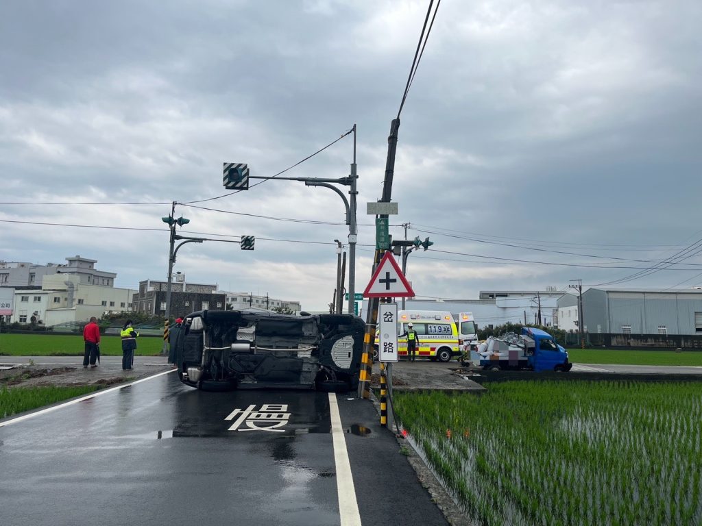 苑裡路口車禍!小貨車與轎車碰撞 雙方無酒駕原因待查 2 S 529522711 0 1024x768 1