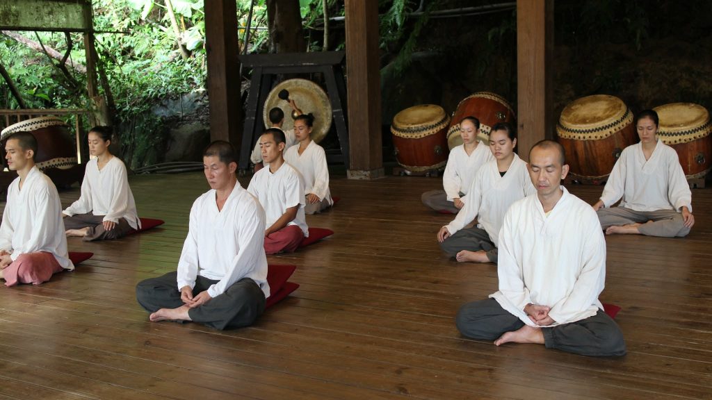 %E5%84%AA%E4%BA%BA%E7%A5%9E%E9%BC%93%E5%9C%A8%E8%80%81%E6%B3%89%E5%B1%B1%E7%9A%84%E6%88%B6%E5%A4%96%E5%8A%87%E5%A0%B4%E6%89%93%E5%9D%90 1024x576 1