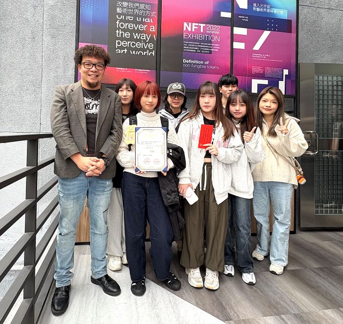 《圖說》龍華科大文創系學生作品《跟朕走一趟》榮獲三等獎，王健明老師與楊蕎羽、陳昱彤、呂欣育、蕭郁真、林妤萱、陳宜宣、黃慧惠、蔡長安合影，呈現影視教學的實作能量。〈龍華科大提供〉