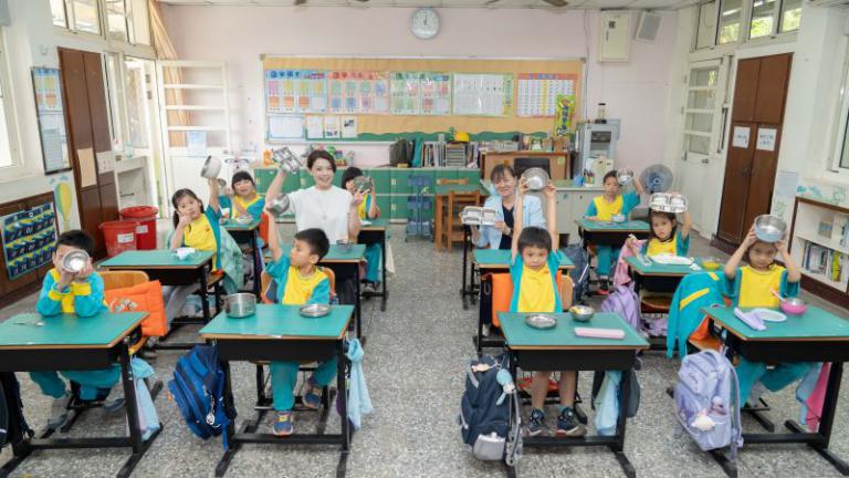 守護孩子營養健康! 高虹安市長與茄苳國小學童共進營養午餐 4 20260409161508 0b41fd66