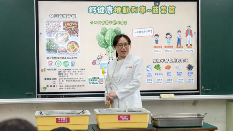 守護孩子營養健康! 高虹安市長與茄苳國小學童共進營養午餐 6 20260409161641 d07e58c1