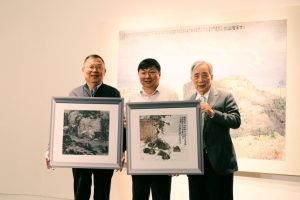 %E9%BB%83%E5%85%89%E7%94%B7%E6%A0%A1%E9%95%B7%E6%8D%90%E8%B4%88%E7%95%AB%E4%BD%9C%E5%BE%85%E6%98%A5%E5%8F%AF%E6%9C%9F%E7%AB%AF%E9%99%BD%E6%AD%A3%E5%8D%88 Fotor 300x200 1