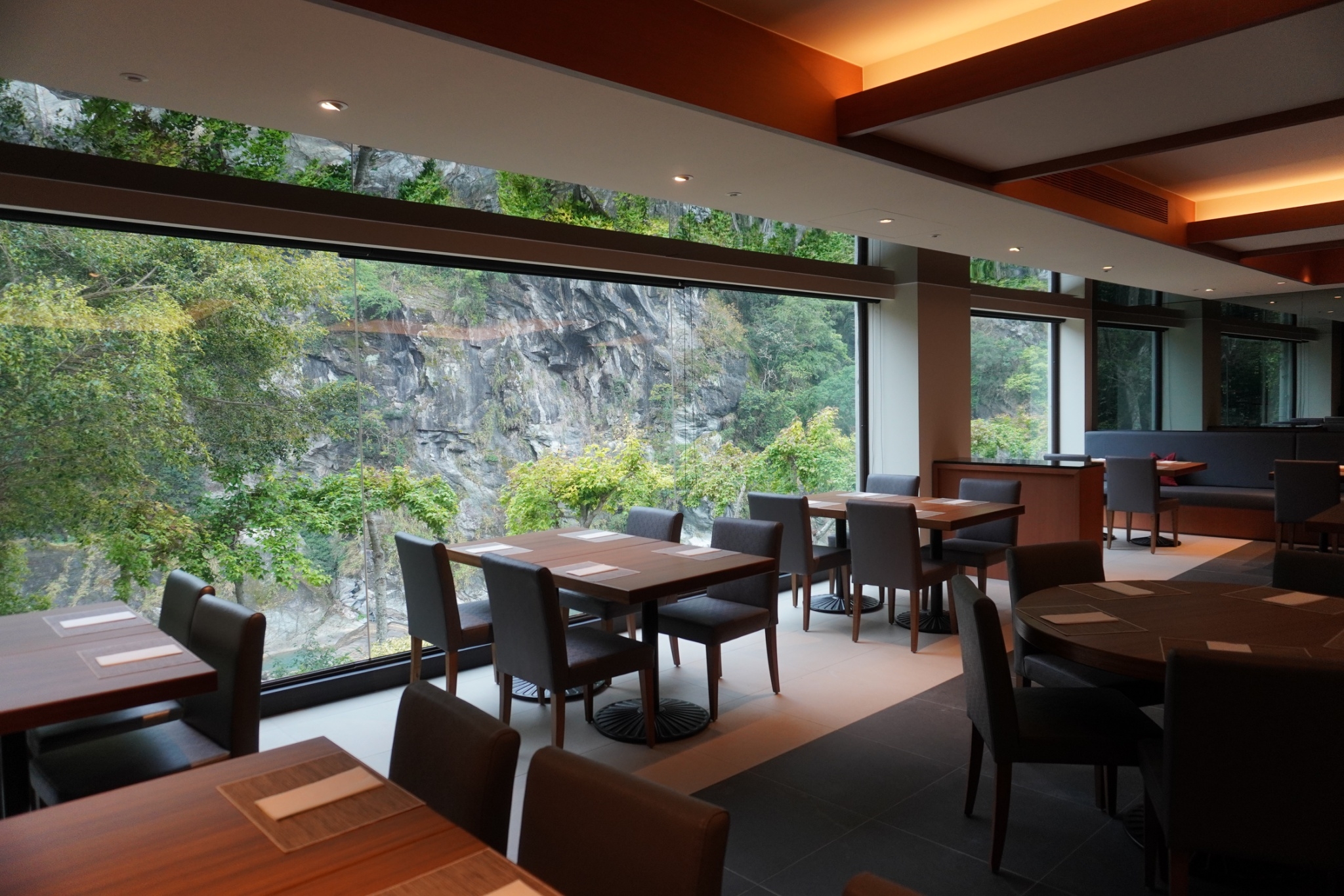 %E5%A4%AA%E9%AD%AF%E9%96%A3%E6%99%B6%E8%8B%B1%E9%85%92%E5%BA%97%E5%9C%963