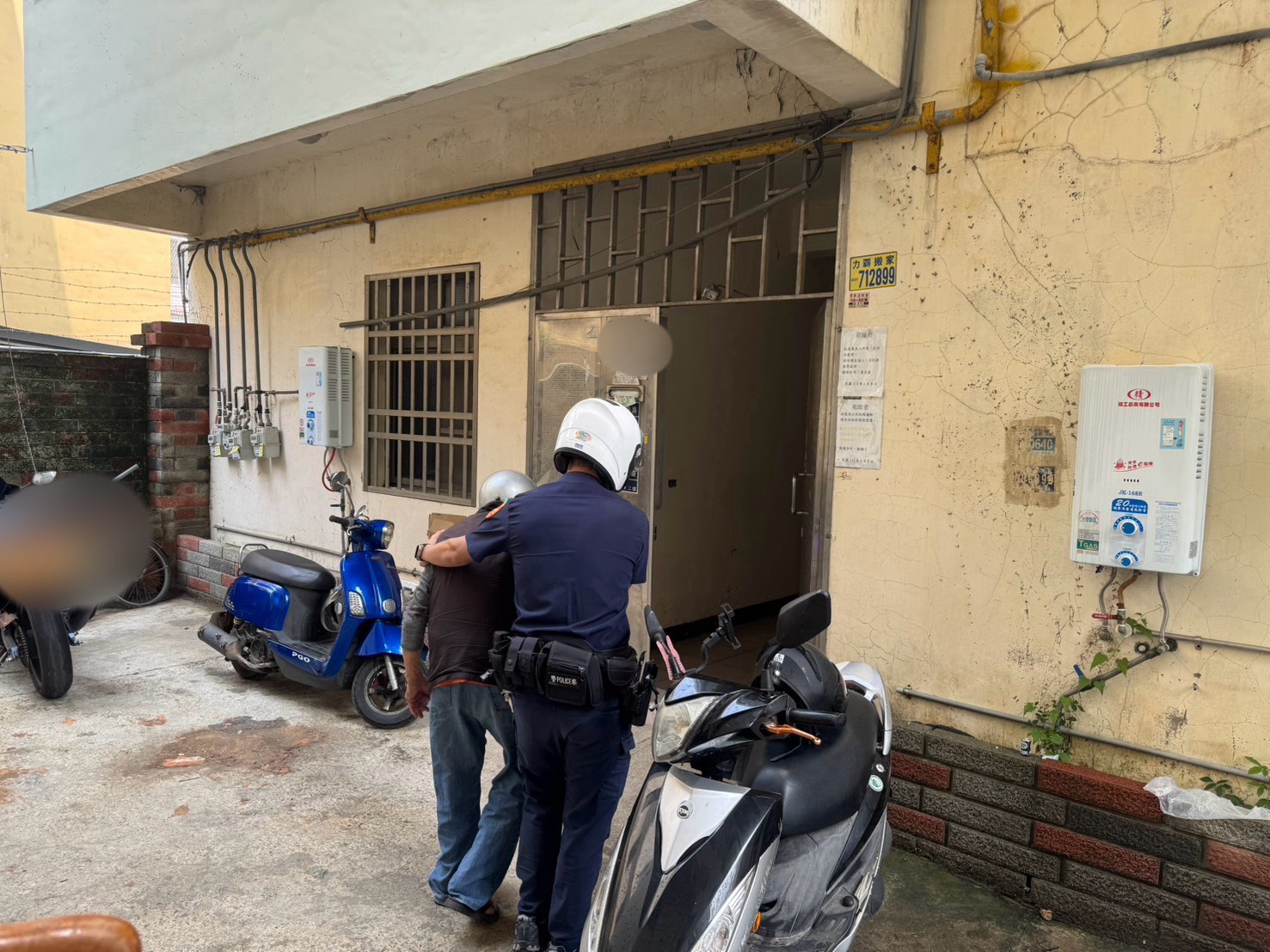 苗栗暖警協助救援跌倒老翁護送返家 4 e9575c53bd22