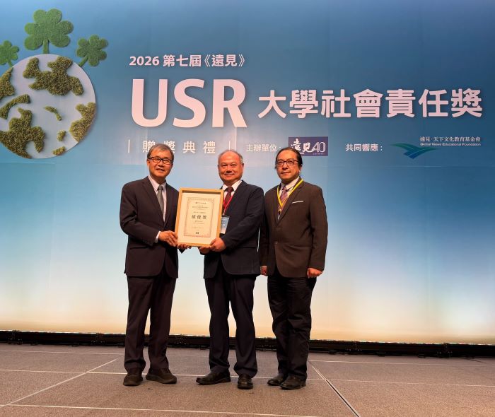 深耕USR獲高度肯定 龍華勇奪三項績優稱霸私立科大 4 《圖說》教育部長鄭英耀頒發「永續課程組」績優獎,由龍華科大校長葛自祥代表上台領獎,展現學校推動大學社會責任之卓越成果。〈龍華科大提供〉