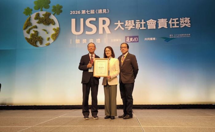 深耕USR獲高度肯定 龍華勇奪三項績優稱霸私立科大 6 《圖說》前教育部政務次長林聰明頒發「人才共學組」績優獎,由龍華科大主任秘書林如貞代表上台領獎,彰顯龍華推動跨域學習與人才培育的具體成效。〈龍華科大提供〉
