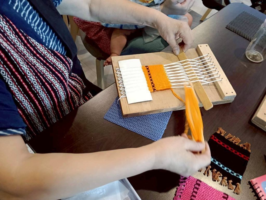 %E6%96%B0%E5%BA%97%E9%83%A8%E8%90%BD%E8%A6%8B%E5%AD%B8%E9%AB%94%E9%A9%97%E7%B7%A8%E7%B9%94%E9%AD%9A%E7%B6%B2%E7%87%88%E9%82%80%E8%AB%8B%E6%B0%91%E7%9C%BE%E4%B8%80%E5%90%8C%E8%B5%B0%E9%80%B2%E9%98%BF%E7%BE%8E%E6%97%8F%E5%82%B3%E7%B5%B1%E6%96%87%E5%8C%96 1024x771 1