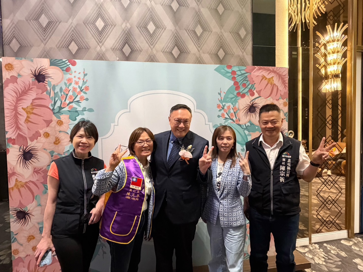 %E9%84%AD%E5%89%AF%E5%B8%82%E9%95%B7%E8%88%87%E7%8D%85%E5%8F%8B%E5%90%88%E7%85%A7