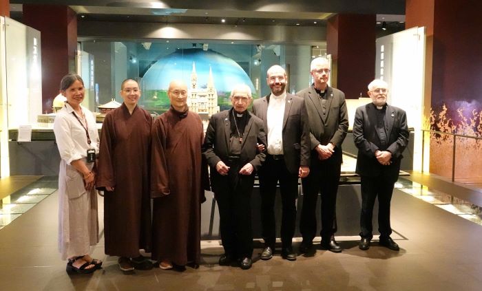 《圖說》天主教義大利樞機主教托瑪士（中）等一行參訪世界宗教博物館。〈宗博館提供〉