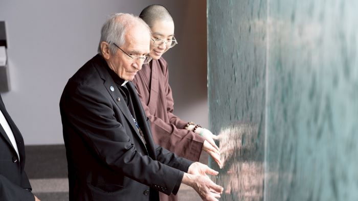 《圖說》天主教義大利樞機主教托瑪士（左）在「水幕牆」留影。〈宗博館提供〉