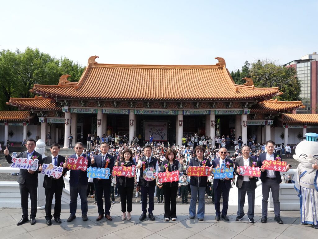 台中孔廟「朱筆加持」 考前為考生最強祝福 3 %E8%80%83%E5%89%8D%E8%A1%9D%E5%88%BA%E6%9C%80%E5%BC%B7%E7%A5%9D%E7%A6%8F 600%E5%90%8D%E8%80%83%E7%94%9F%E9%BD%8A%E8%81%9A%E5%8F%B0%E4%B8%AD%E5%AD%94%E5%BB%9F%E7%A5%88%E7%A6%8F 1024x769 1