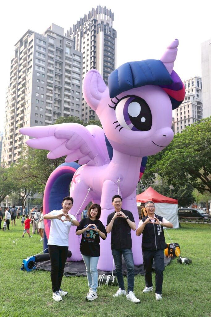 台中夏綠地親子音樂季派對 「彩虹小馬」跨界助陣萌翻全場 6 %E6%96%B0%E8%81%9E%E5%B1%80%E9%95%B7%E6%AC%92%E6%B2%BB%E8%AA%BC %E7%AB%8B%E6%B3%95%E9%99%A2%E5%89%AF%E9%99%A2%E9%95%B7%E6%B1%9F%E5%95%9F%E8%87%A3 %E7%AB%8B%E6%B3%95%E5%A7%94%E5%93%A1%E5%BB%96%E5%81%89%E7%BF%94%E5%8F%8A%E8%A5%BF%E5%B1%AF%E5%8D%80%E9%95%B7%E9%84%AD%E9%8C%AB%E7%A6%A7%E8%88%87%E5%BD%A9%E8%99%B9%E5%B0%8F%E9%A6%AC%E5%90%88%E5%BD%B1 683x1024 1