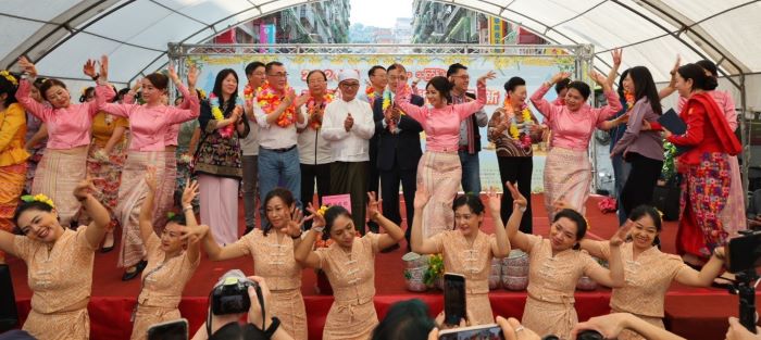 《圖說》「2026緬甸新年浴佛」活動以精彩的歌舞演出及美食慶祝緬甸新年。〈文化局提供〉